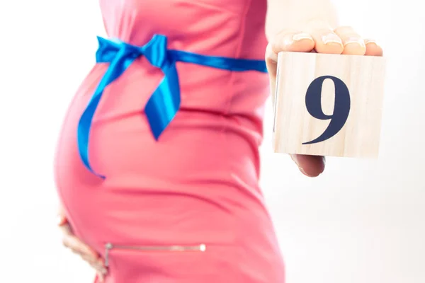 Archiwalne zdjęcie, ręka kobiety wyświetlone numer dziewiąty miesiąc ciąży, oczekując na noworodka koncepcja — Zdjęcie stockowe