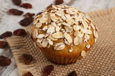 Kepekli un ve kuru üzüm, lezzetli sağlıklı tatlı taze muffin yulaf ezmesi ile pişmiş