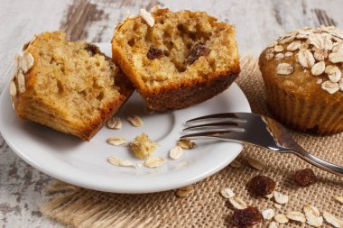 Kepekli un beyaz tabakta, lezzetli sağlıklı tatlı taze çörek yulaf ezmesi ile pişmiş