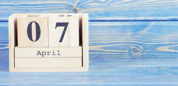 Jahrgangsfoto, 7. April. Datum 7. April auf Holzwürfel-Kalender — Stockfoto