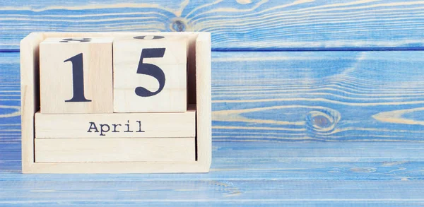Jahrgangsfoto, 15. April. Datum 15. April auf Holzwürfel-Kalender — Stockfoto