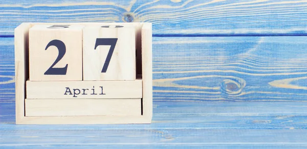 Jahrgangsfoto, 27. April. Datum vom 27. April auf Holzwürfel-Kalender — Stockfoto