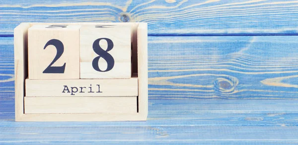 Jahrgangsfoto, 28. April. Datum vom 28. April auf Holzwürfel-Kalender — Stockfoto