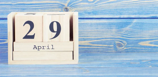 Jahrgangsfoto, 29. April. Datum vom 29. April auf Holzwürfel-Kalender — Stockfoto