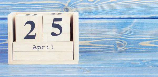 Винтажное фото, 25 апреля. Дата 25 апреля по календарю деревянного куба — стоковое фото