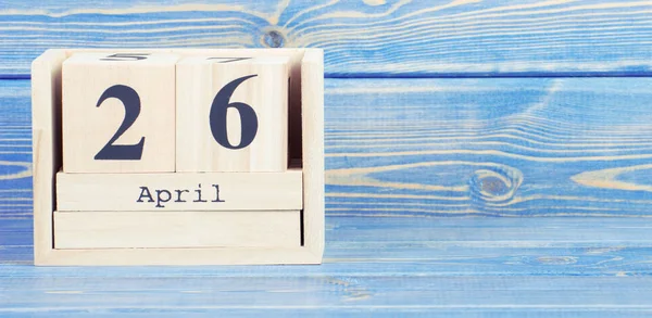 Jahrgangsfoto, 26. April. Datum 26. April auf Holzwürfel-Kalender — Stockfoto