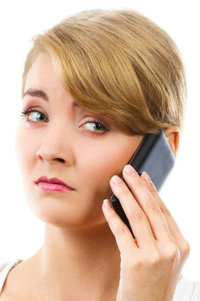 Mujer preocupada con teléfono móvil informando a alguien sobre malas noticias —  Fotos de Stock