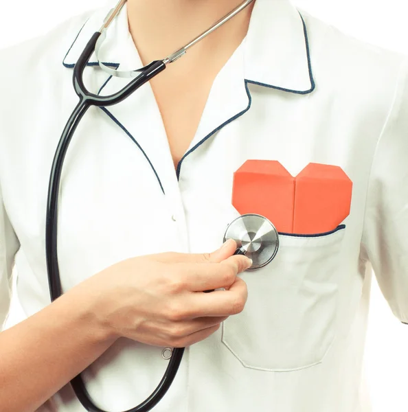 Doktorka s stetoskop zkoumání červené srdce, koncepce zdravotní péče — Stock fotografie