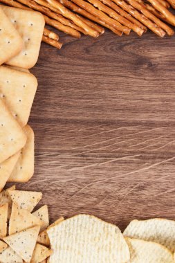 Çerçevesinde breadsticks, kurabiye ve cips, sağlıksız yiyecek, metin için kopya alanı kavramı