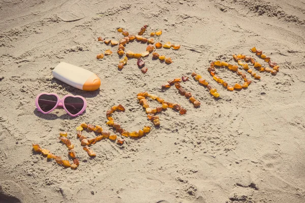 Foto vintage, Vacaciones de la palabra y la forma del sol, accesorios para tomar el sol en la playa, hora de verano — Foto de Stock