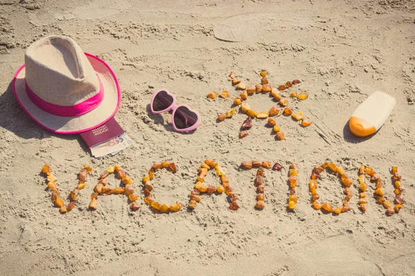 Vintage photo, vacances Word, accessoires pour bronzer et passeport avec des devises euro à la plage — Photo