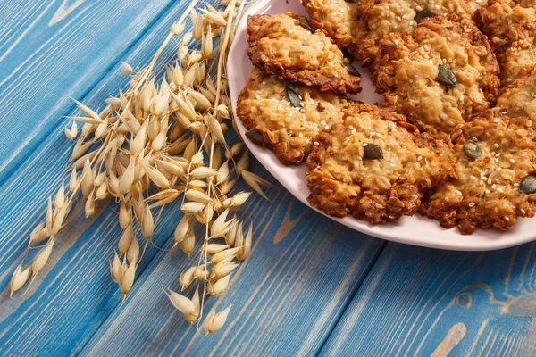 Fresh baked oatmeal cookies and ears of oat, healthy dessert concept — Stock Photo, Image