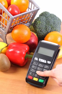 Ödeme terminal kullanarak, meyve ve sebze, alışveriş için ödeme Nakitsiz kişisel kimlik numarasını girin