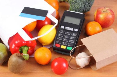 Ödeme terminal, temassız kredi kartı, kağıt alışveriş çantası meyve ve sebze ile