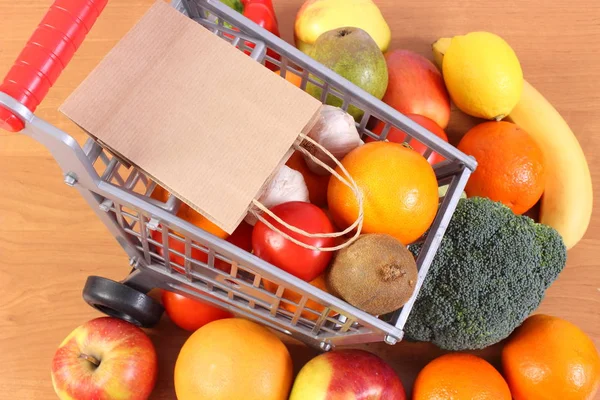 Бумажная сумка и фрукты с овощами — стоковое фото