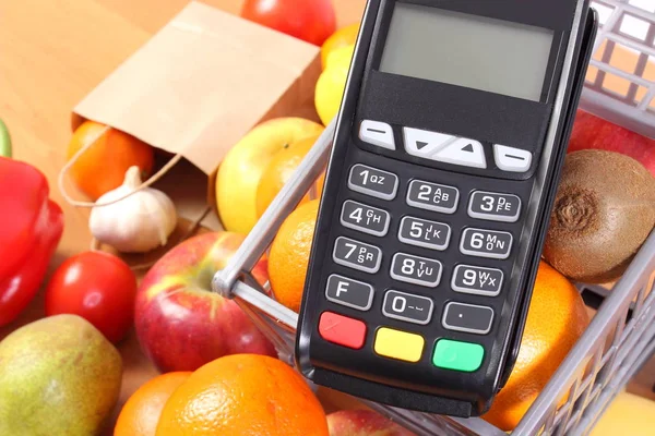 Terminal de pagamento com frutas e legumes, pagamento sem dinheiro para compras, conceito de financiamento — Fotografia de Stock