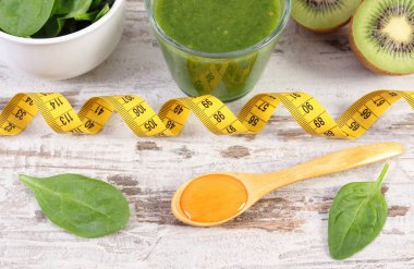 Malzemeler, ıspanak ve santimetre ahşap arka plan, sağlıklı beslenme ve zayıflama taze kokteyl