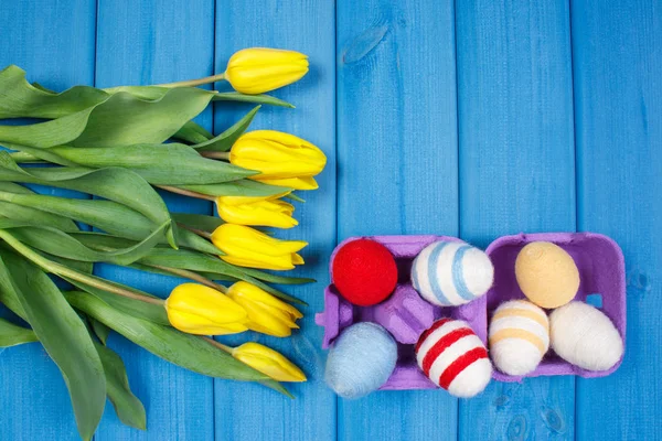 新鲜的郁金香和复活节鸡蛋裹着羊毛字符串，复活节装饰花束复制文本的空间 — 图库照片