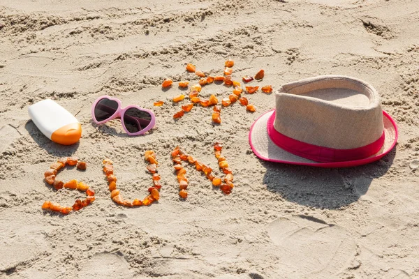 단어의와 모양 태양, 선글라스, 썬 모래 해변, 여름 시간에 로션과 밀 짚 모자 — 스톡 사진