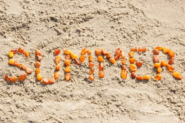 Palabra de verano en la arena en la playa, hora de verano —  Fotos de Stock