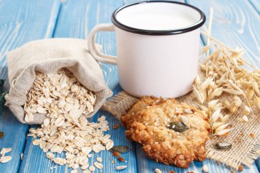 Yulaflı kurabiyeler, pişirme ve yulaf, sağlıklı tatlı kavramı kulakları için malzemeler