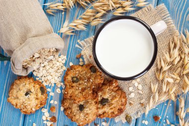 Yulaflı kurabiyeler, pişirme ve yulaf, sağlıklı tatlı kavramı kulakları için malzemeler