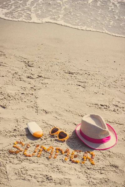Vintage φωτογραφία, λόγο καλοκαιριού, γυαλιά ηλίου, Κυρ λοσιόν και ψάθινο καπέλο στην άμμο στην παραλία, θερινή ώρα — Φωτογραφία Αρχείου