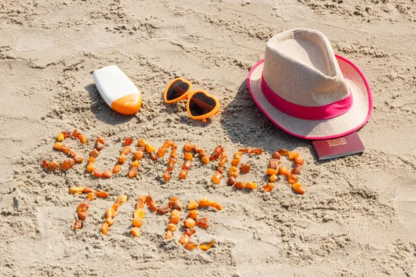 Επιγραφή θερινής ώρας, αξεσουάρ για ηλιοθεραπεία και διαβατήριο στην άμμο στην παραλία, θερινή ώρα — Φωτογραφία Αρχείου