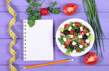 taze Yunan salatası sebze, mezura ve notlar, sağlıklı yiyecek ve zayıflama kavramı için not etmek
