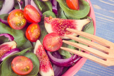 Vintage Fotoğraf, meyve ve sebze salatası ahşap çatal, sağlıklı yaşam ve beslenme kavramı