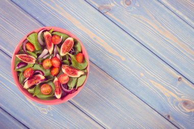 Vintage Fotoğraf, taze meyve ve sebze salatası, sağlıklı beslenme kavramı, metin panoları için yer kopyalayın