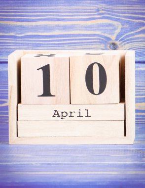 10 Nisan. Ahşap küp takvim üzerinde 10 Nisan tarihi