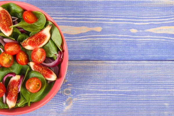 Ensalada de frutas y verduras frescas, concepto de nutrición saludable, espacio de copia para texto en tableros — Foto de Stock