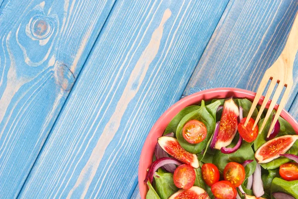 Gyümölcs és zöldség saláta fa villával, koncepció, az egészséges táplálkozás, másolja a hely a szöveg táblák — Stock Fotó