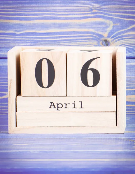 6. April. Datum vom 6. April auf Holzwürfelkalender — Stockfoto