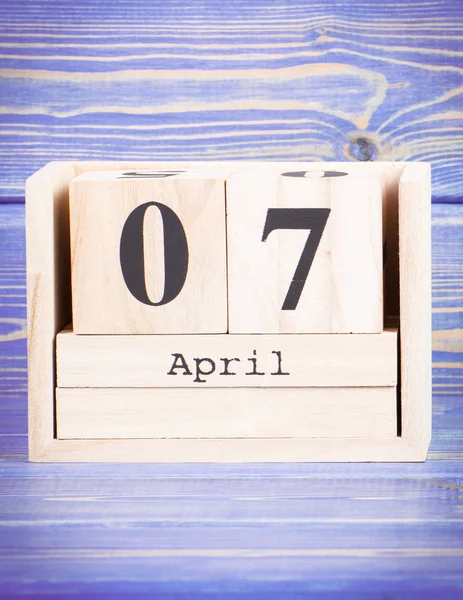 7. April. Datum 7. April auf Holzwürfel-Kalender — Stockfoto