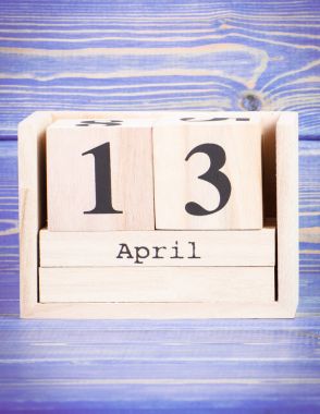 13 Nisan. Tarihi ahşap küp takvim üzerinde 13 Nisan