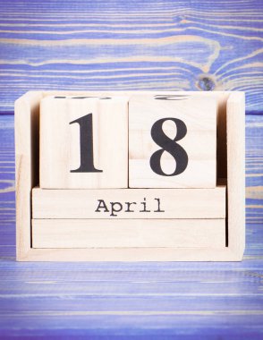 18 Nisan. Tarihi ahşap küp takvim üzerinde 18 Nisan