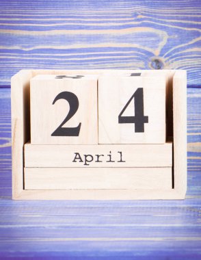 24 Nisan. Ahşap küp takvim üzerinde 24 Nisan tarihinin
