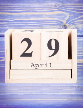29 Nisan. Tarihi ahşap küp takvim üzerinde 29 Nisan