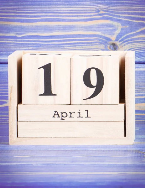 April 19th. Date of 19 April on wooden cube calendar — Stock Photo, Image