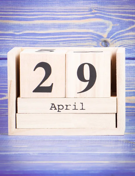 29 de abril. Fecha del 29 de abril en el calendario de cubos de madera — Foto de Stock