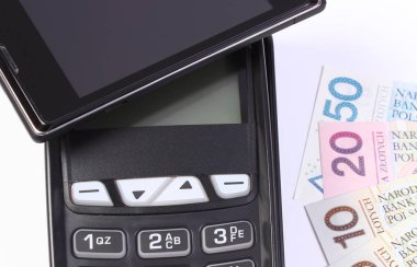 Ödeme terminal ile Nfc teknolojisi ve Lehçe para, alışveriş veya ürünler için Nakitsiz ödeme kavramı ile hareket eden telefon