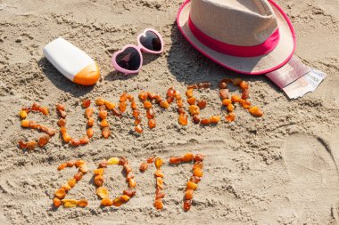 Yazıt yaz 2017, aksesuarlar, güneşlenme ve pasaport ve para birimlerini euro kum üzerinde plaj, yaz saati