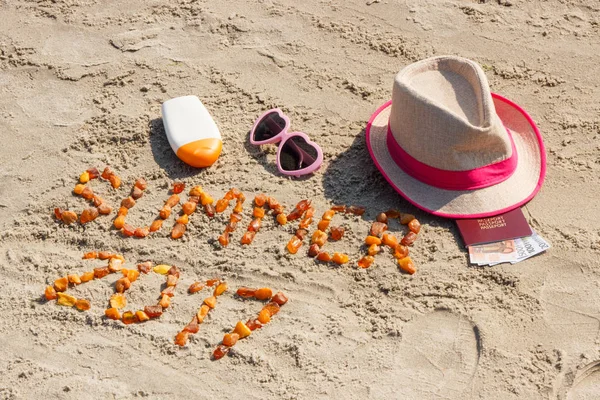 Inscription été 2017, accessoires pour bronzer et passeport avec des devises euro sur le sable à la plage, heure d'été — Photo