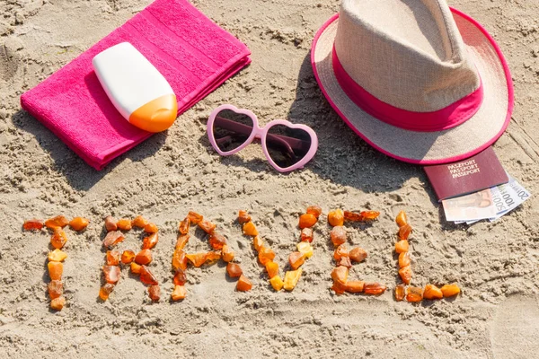 Viaje de inscripción, accesorios para tomar el sol y pasaporte con monedas euro en la arena en la playa, hora de verano — Foto de Stock