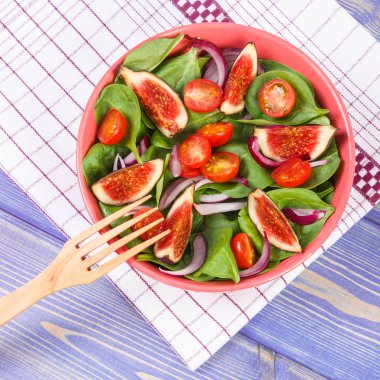 Ahşap çatal, sağlıklı yaşam ve beslenme kavramı ile meyve ve sebze salatası