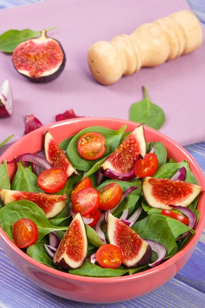 Ensalada de frutas y verduras e ingredientes para preparar la comida, concepto de nutrición saludable —  Fotos de Stock