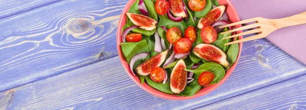 Ensalada de frutas y verduras con tenedor de madera, concepto de nutrición saludable, espacio de copia para texto en tableros —  Fotos de Stock