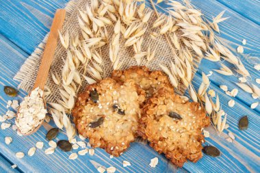 Yulaf ezmeli kurabiye malzemeler ve yulaf, sağlıklı tatlı kavramı kulakları ile